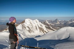 Frauenwanderer an Gnifetti-Spitze, Monte Rosa glcier lizenzfreie stockfotos Frauenwanderer an Gnifetti-Spitze, Monte Rosa glcier lizenzfreie stockfotos