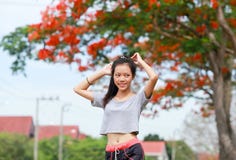 Frauenübung im Naturgarten stockfoto Frauenübung im Naturgarten stockfoto