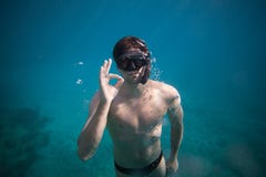 Freediver, welches das okayzeichen tut stockbild Freediver, welches das okayzeichen tut stockbild