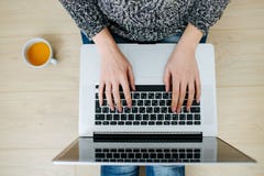 Freelancer da mulher que trabalha em um portátil foto de stock Freelancer da mulher que trabalha em um portátil foto de stock