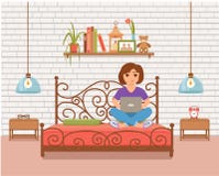 Freelancer gelukkige jonge vrouw die aan de wapenstoel werken in ruimte modern binnenland royalty-vrije illustratie Freelancer gelukkige jonge vrouw die aan de wapenstoel werken in ruimte modern binnenland royalty-vrije illustratie