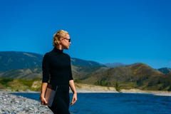 Freelancer z laptopem na naturze Blogger modnisia podr obraz royalty free Freelancer z laptopem na naturze Blogger modnisia podr obraz royalty free