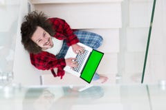Freelancer στο μπουρνούζι που λειτουργεί από το σπίτι στοκ φωτογραφίες με δικαίωμα ελεύθερης χρήσης Freelancer στο μπουρνούζι που λειτουργεί από το σπίτι στοκ φωτογραφίες με δικαίωμα ελεύθερης χρήσης