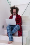 Freelancer στο μπουρνούζι που λειτουργεί από το σπίτι στοκ εικόνες Freelancer στο μπουρνούζι που λειτουργεί από το σπίτι στοκ εικόνες