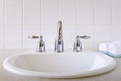 Fregadero del cuarto de baño imágenes de archivo libres de regalías Fregadero del cuarto de baño imágenes de archivo libres de regalías