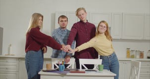 Freiberuflich tätiges Team, das Stapel von den Händen im Innenministerium macht stock video Freiberuflich tätiges Team, das Stapel von den Händen im Innenministerium macht stock video