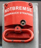 Freio de emergência vermelho para parar uma grande escadaria de rolamento, com inscrição alemão fotos de stock Freio de emergência vermelho para parar uma grande escadaria de rolamento, com inscrição alemão fotos de stock