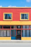 Frente colorido del almacén fotografía de archivo Frente colorido del almacén fotografía de archivo