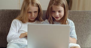 Duas Meninas No Sofá à Noite Com Uma Rede Digital De Tablet. Jogos Online  De Sonho Infantil a Conceito. Filhas Filme - Vídeo de junto, computador:  214846162