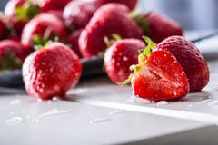 Fresa Fresa fresca Strewberry rojo Jugo de la fresa Fresas libremente puestas en diversas posiciones imágenes de archivo libres de regalías Fresa Fresa fresca Strewberry rojo Jugo de la fresa Fresas libremente puestas en diversas posiciones imágenes de archivo libres de regalías