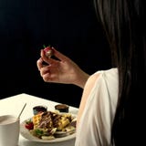 Fresa, galleta, crema del chocolate, mujer, comiendo, leche caliente imagenes de archivo Fresa, galleta, crema del chocolate, mujer, comiendo, leche caliente imagenes de archivo
