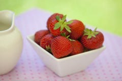 Fresas en un cuenco anguloso blanco fotografía de archivo libre de regalías Fresas en un cuenco anguloso blanco fotografía de archivo libre de regalías