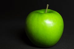 Fresh green apple on black background royalty free stock photos Fresh green apple on black background royalty free stock photos