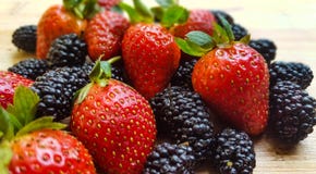Fresh strawberry and blackberry royalty free stock photography Fresh strawberry and blackberry royalty free stock photography