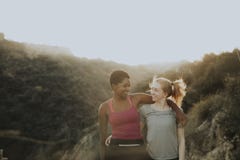 Freunde, die durch die Hügel von Los Angeles wandern lizenzfreies stockbild Freunde, die durch die Hügel von Los Angeles wandern lizenzfreies stockbild