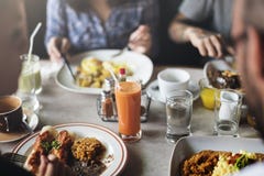 Freunde, die an einem Restaurant frühstücken stockfotografie Freunde, die an einem Restaurant frühstücken stockfotografie