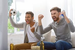 Freunde, die Fußball in Fernsehen genießen stockfotos Freunde, die Fußball in Fernsehen genießen stockfotos