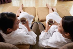 Freunde, die im Badekurort-Salon sich entspannen Lizenzfreies Stockfoto Freunde, die im Badekurort-Salon sich entspannen Lizenzfreies Stockfoto