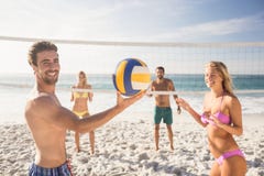 Freunde, die Strandvolleyball spielen lizenzfreies stockfoto Freunde, die Strandvolleyball spielen lizenzfreies stockfoto