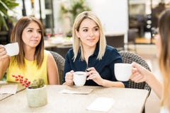 Freunde, die über etwas Kaffee sprechen lizenzfreie stockfotografie Freunde, die über etwas Kaffee sprechen lizenzfreie stockfotografie