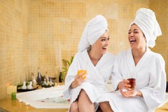 Freunde im Badekurortsalon Stockfotografie Freunde im Badekurortsalon Stockfotografie