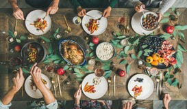 Freunde oder Familie, die am festlichen Weihnachtstisch, Draufsicht essen stockfotografie Freunde oder Familie, die am festlichen Weihnachtstisch, Draufsicht essen stockfotografie