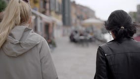 Freunde reisen um Venedig Die berühmte Stadt in Italien zieht mit seinen Straßen und Cafés sowie dem alten an stock video footage Freunde reisen um Venedig Die berühmte Stadt in Italien zieht mit seinen Straßen und Cafés sowie dem alten an stock video footage