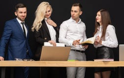 Freundliches bisiness Team haben Arbeit im Büro unter Verwendung des Laptops auf Tabelle lizenzfreie stockbilder Freundliches bisiness Team haben Arbeit im Büro unter Verwendung des Laptops auf Tabelle lizenzfreie stockbilder