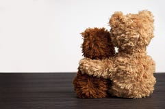 Freundschaft 2 Teddybären, die in einem \ 's-Arm anhalten stockfotografie Freundschaft 2 Teddybären, die in einem \ 's-Arm anhalten stockfotografie