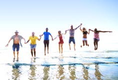 Freundschafts-Freiheits-Strand-Sommerferien-Konzept lizenzfreies stockbild Freundschafts-Freiheits-Strand-Sommerferien-Konzept lizenzfreies stockbild