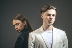 Freundschaftsbeziehungen Familien-Bindungen Frisur und skincare Schönheit und Mode Mann und Frau Modepaare in der Liebe lizenzfreies stockbild Freundschaftsbeziehungen Familien-Bindungen Frisur und skincare Schönheit und Mode Mann und Frau Modepaare in der Liebe lizenzfreies stockbild