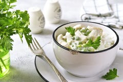 Fricassee цыпленка с зеленым горохом служил с кипеть рисом Стоковые Изображения Fricassee цыпленка с зеленым горохом служил с кипеть рисом Стоковые Изображения