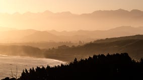Fridsam bakgrundsbild av solstrålar och mist över berg royaltyfria foton Fridsam bakgrundsbild av solstrålar och mist över berg royaltyfria foton