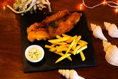 Fried Fish con las patatas fritas y la salsa de la inmersión imagen de archivo libre de regalías Fried Fish con las patatas fritas y la salsa de la inmersión imagen de archivo libre de regalías