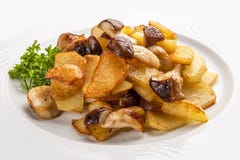Fried Potatoes met Paddestoelen op een Witte Plaat Russische traditionele schotel stock afbeelding Fried Potatoes met Paddestoelen op een Witte Plaat Russische traditionele schotel stock afbeelding
