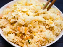 Fried Rice med räkor, grönsaker och ägg arkivbilder Fried Rice med räkor, grönsaker och ägg arkivbilder