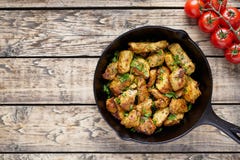 Fried skivade höna- eller kalkonfilékött med huggen av persilja royaltyfria foton Fried skivade höna- eller kalkonfilékött med huggen av persilja royaltyfria foton