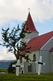 Friedhof hinter typischer isländischer Kirche an Glaumbaer-Bauernhof Lizenzfreie Stockbilder Friedhof hinter typischer isländischer Kirche an Glaumbaer-Bauernhof Lizenzfreie Stockbilder