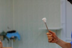 Friegue a la enfermera que prepara los instrumentos médicos para la operación fotos de archivo libres de regalías Friegue a la enfermera que prepara los instrumentos médicos para la operación fotos de archivo libres de regalías