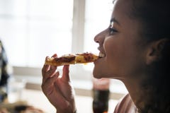 Friends eating pizza together at home royalty free stock photography Friends eating pizza together at home royalty free stock photography