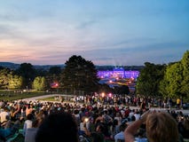 frilufts- konsert av en sommarnatt fr?n de storartade tr?dg?rdarna av den Schonbrunn slotten med den filharmoniska orkestern av W royaltyfria foton frilufts- konsert av en sommarnatt fr?n de storartade tr?dg?rdarna av den Schonbrunn slotten med den filharmoniska orkestern av W royaltyfria foton