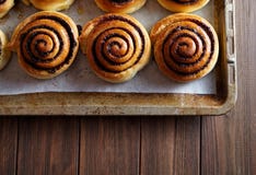 Frisch gebackene Zimtgebäckbrötchen mit Kakao und Gewürzen auf einem Metallbackblech Nahaufnahme Beschneidungspfad eingeschlossen lizenzfreies stockbild Frisch gebackene Zimtgebäckbrötchen mit Kakao und Gewürzen auf einem Metallbackblech Nahaufnahme Beschneidungspfad eingeschlossen lizenzfreies stockbild