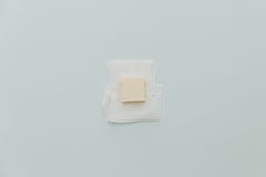 Frische Butter auf Pastellhintergrund Beschneidungspfad eingeschlossen lizenzfreie stockfotografie Frische Butter auf Pastellhintergrund Beschneidungspfad eingeschlossen lizenzfreie stockfotografie