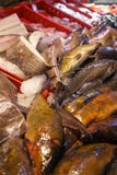 Frische Fische für Verkauf auf Meeresfrüchtemarkt stockfotos Frische Fische für Verkauf auf Meeresfrüchtemarkt stockfotos