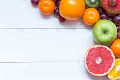 Frische Früchte auf Rahmenhintergrund der hölzernen Bretter stockbilder Frische Früchte auf Rahmenhintergrund der hölzernen Bretter stockbilder