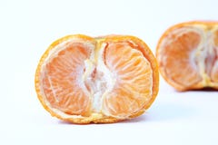 Frische halbe Schnittorange, man schnitt Orange hinter ihm lizenzfreies stockfoto Frische halbe Schnittorange, man schnitt Orange hinter ihm lizenzfreies stockfoto