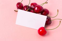 Frische Kirsche und leere Karte stockfotografie Frische Kirsche und leere Karte stockfotografie