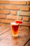 Frische Melone im Glas mit Stroh lizenzfreies stockbild Frische Melone im Glas mit Stroh lizenzfreies stockbild