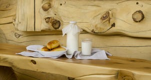 Frische Milch in einer Glasflasche und in einem Glas, nahe bei den Torten auf einem Holztisch Das Konzept von gesunden Bioprodukt lizenzfreies stockbild Frische Milch in einer Glasflasche und in einem Glas, nahe bei den Torten auf einem Holztisch Das Konzept von gesunden Bioprodukt lizenzfreies stockbild