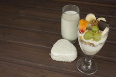Frische Milch im Glas und muesli Frühstück Hafermehl mit Milch und Klumpen, Mahlzeiten für Athleten lizenzfreies stockbild Frische Milch im Glas und muesli Frühstück Hafermehl mit Milch und Klumpen, Mahlzeiten für Athleten lizenzfreies stockbild